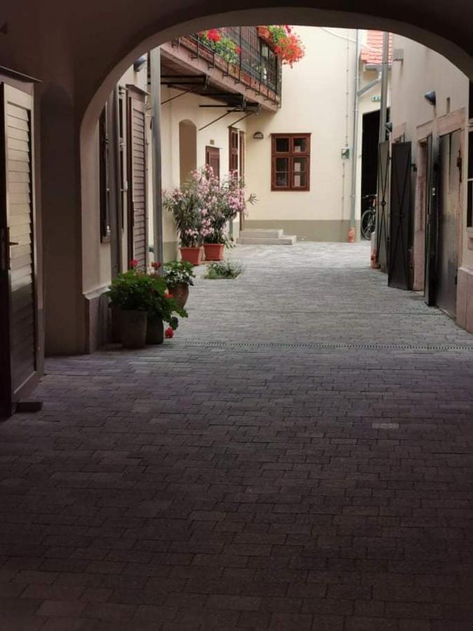 5Churches Apartment Gyor Bagian luar foto